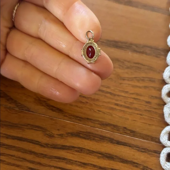 Solid gold garnet pendant - Picture 4 of 5